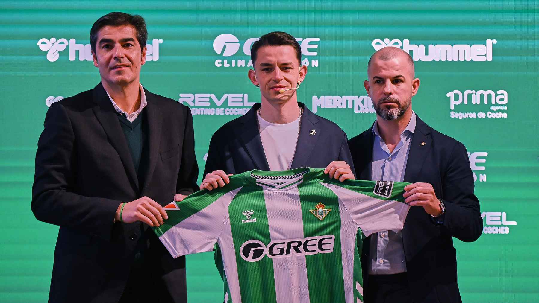Álvaro Fidalgo junto a Ángel Haro y Manu Fajardo en su presentación con el Real Betis | Salvador López Medina