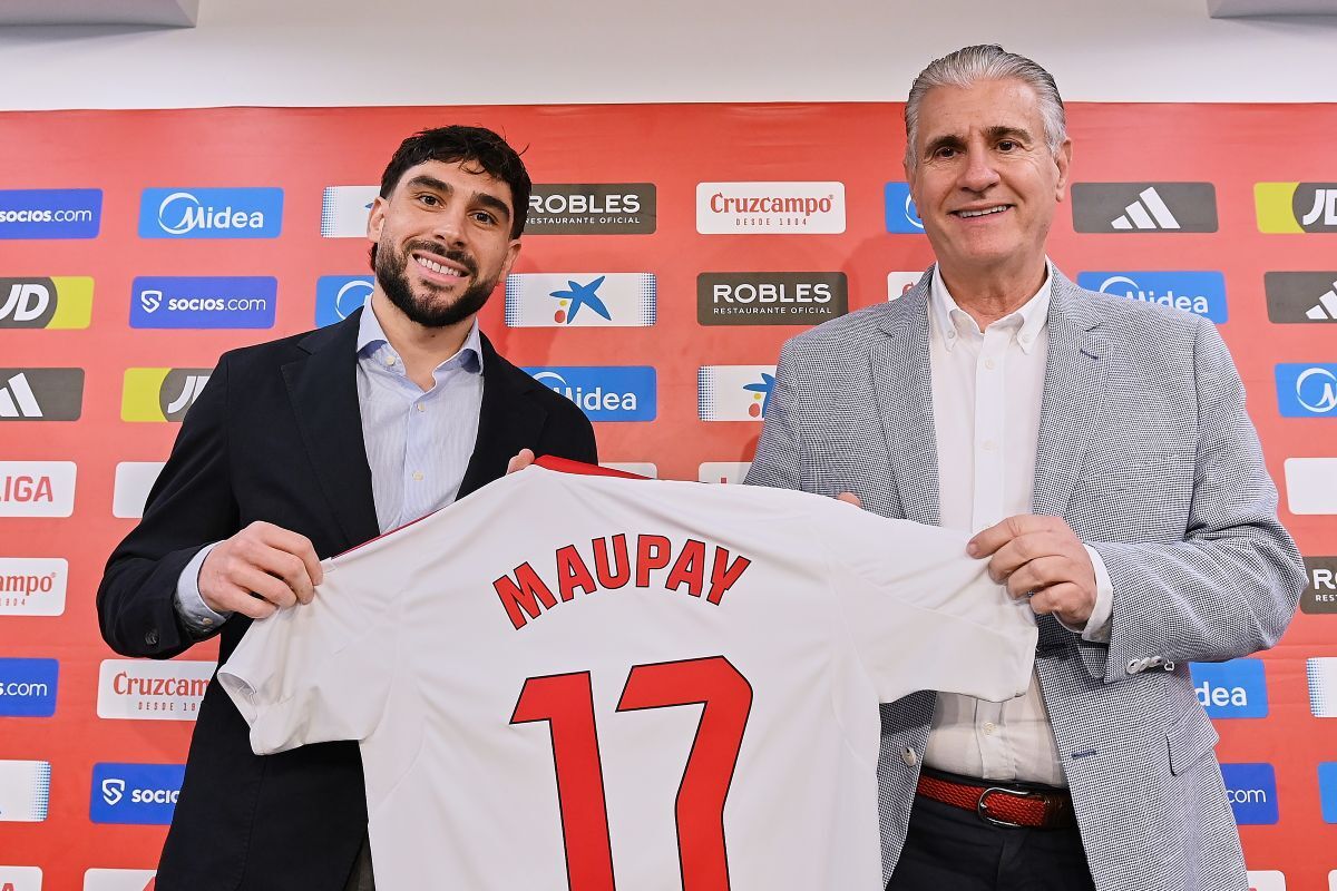 Neal Maupay, junto a Antonio Cordón, en su presentación con el Sevilla FC | Salvador López Medina