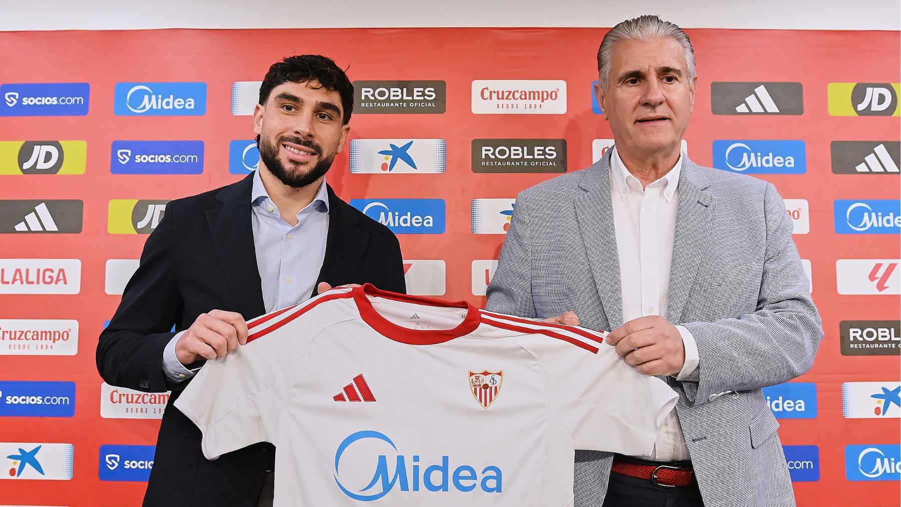 Neal Maupay, junto a Antonio Cordón, en su presentación con el Sevilla FC | Salvador López Medina