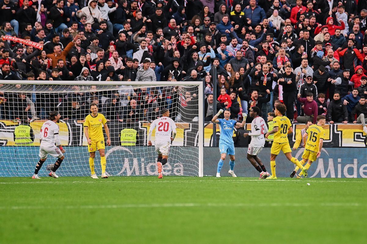 Vlachodimos celebra su penalti parado en el Sevilla FC - Girona | Salvador López Medina