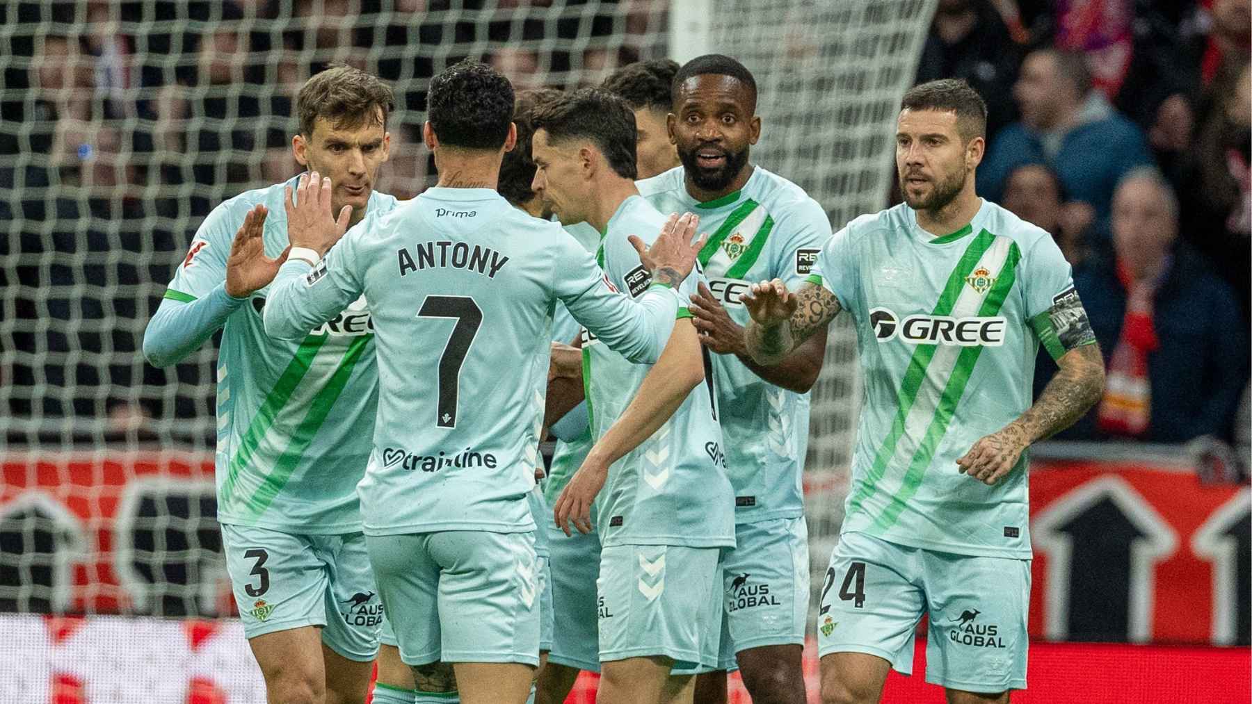 Los jugadores del Betis celebran el gol de Antony en el Atlético de Madrid - Real Betis | @RealBetis
