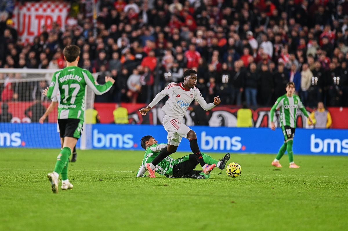 Chimy Ávila y Agoumé en el Sevilla FC - Real Betis | Salvador López Medina