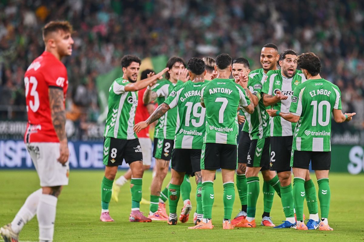 Los jugadores del Real Betis celebran el gol de Antony ante el Mallorca | Salvador López Medina