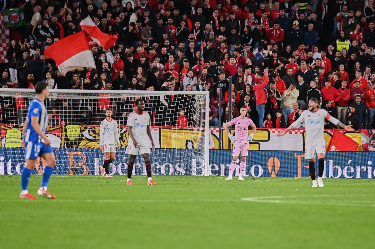 Los futbolista del Sevilla FC se lamentan tras el gol de Toni Martínez | Salvador López Medina