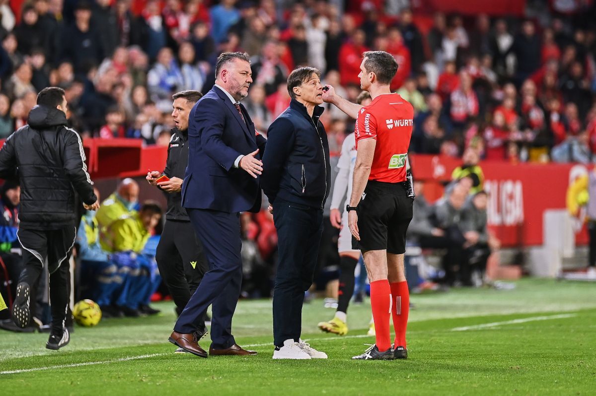 Momento de la expulsión a Matías Almeyda en el Sevilla FC - Alavés | Salvador López Medina