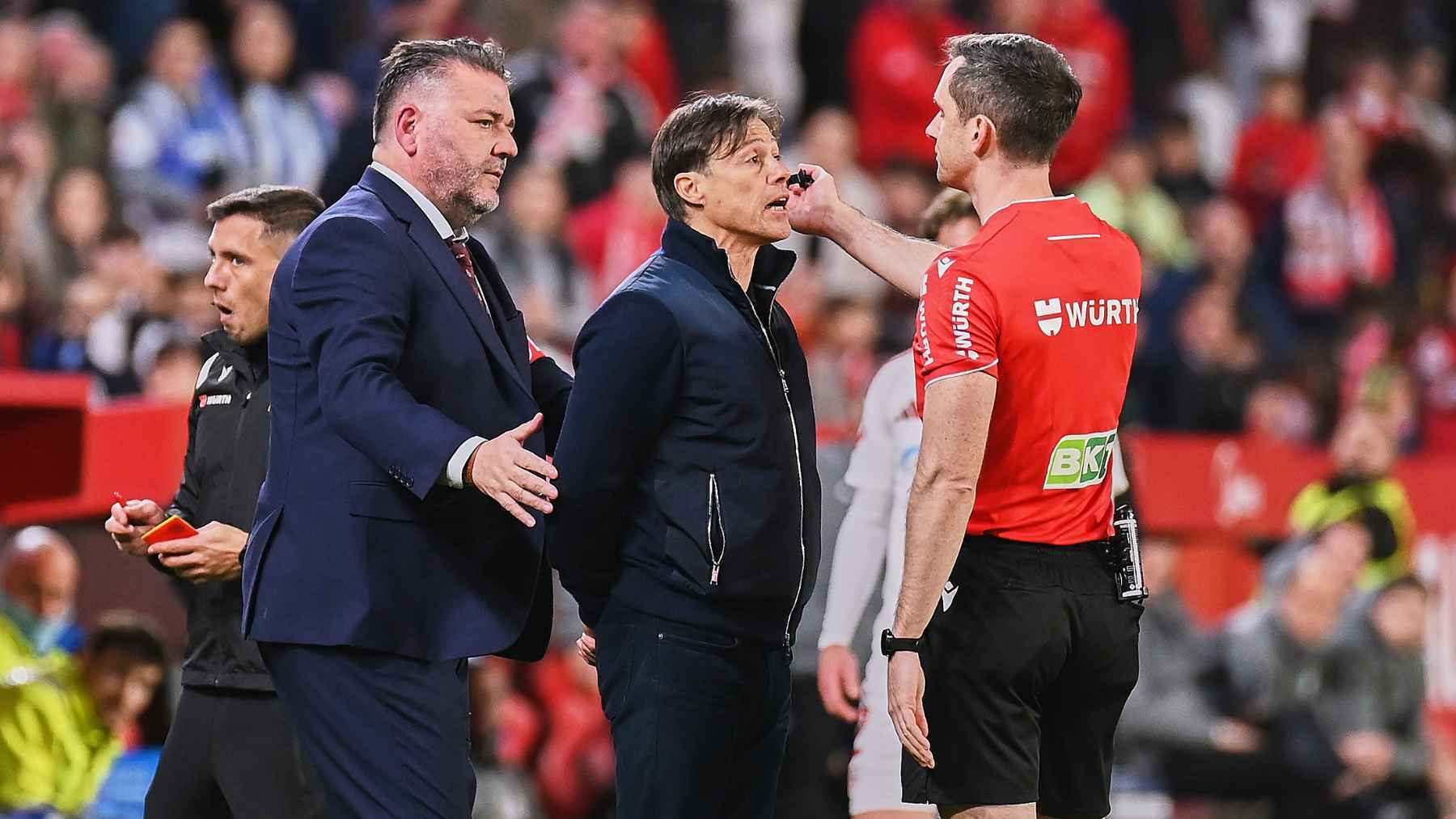 Momento de la expulsión a Matías Almeyda en el Sevilla FC - Alavés | Salvador López Medina