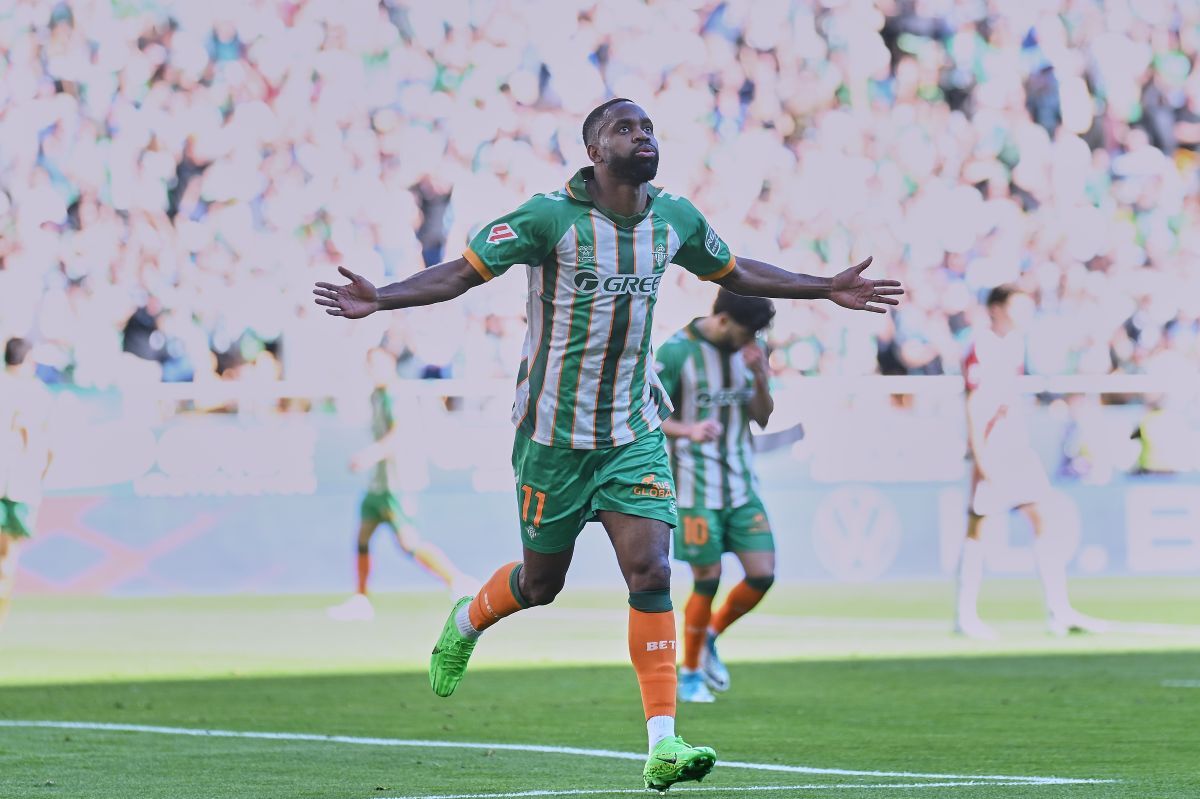 Bakambu celebra su gol en el Real Betis -Rayo Vallecano | Salvador López Medina