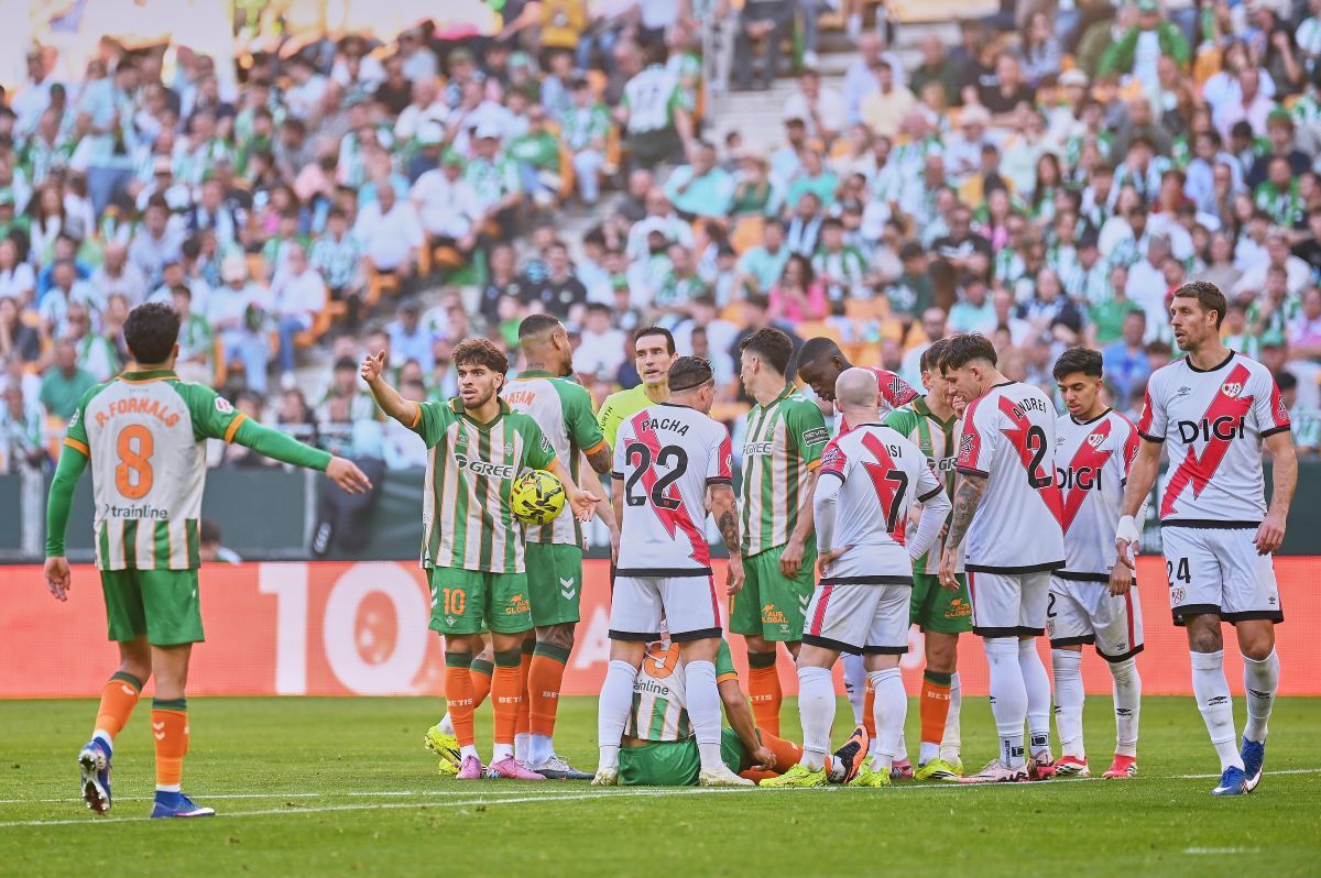 Momento de la falta a Cucho Hernández en el Real Betis -Rayo Vallecano | Salvador López Medina