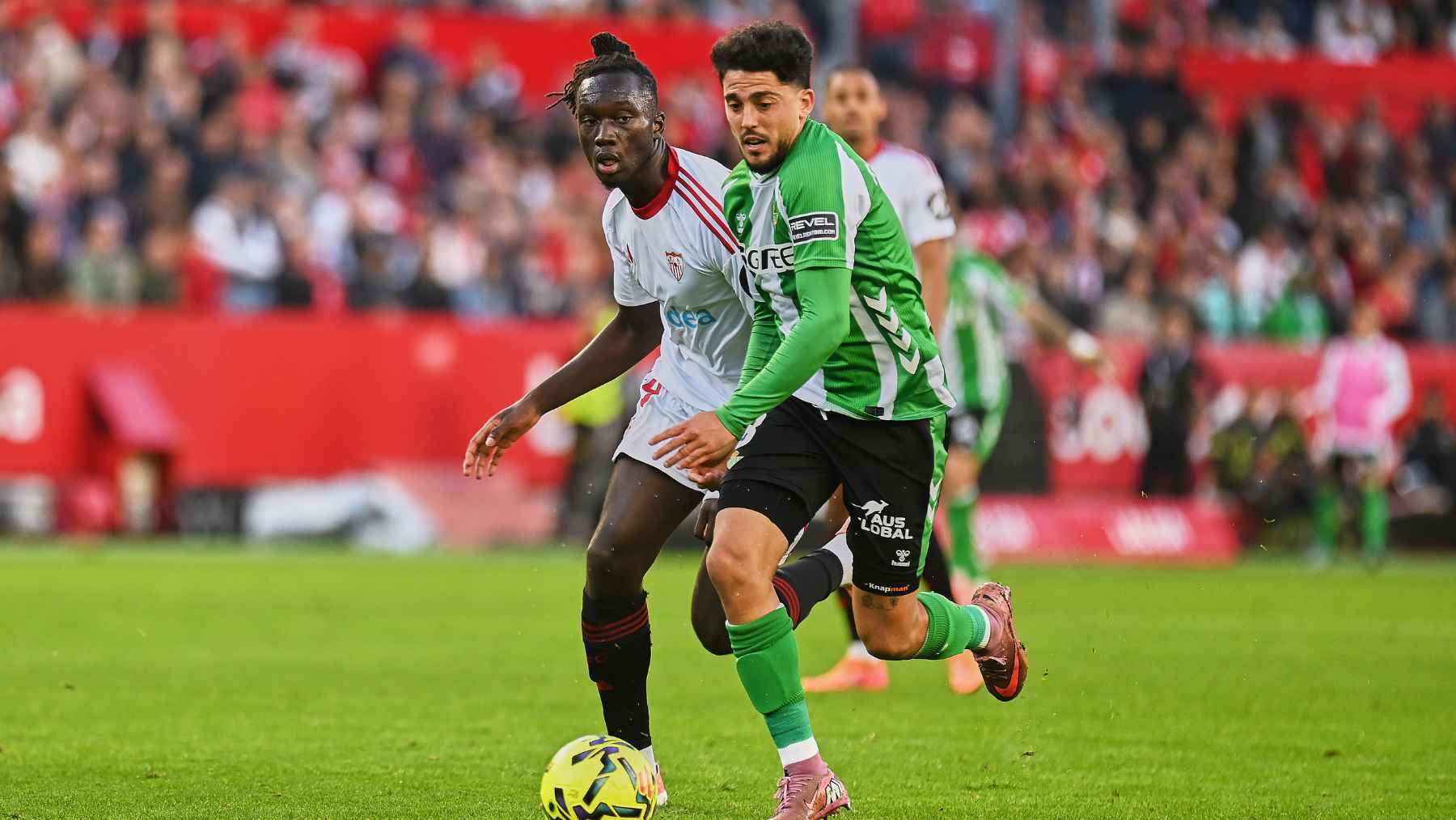 Fornals y Mendy en el Sevilla FC - Real Betis | Salvador López Medina
