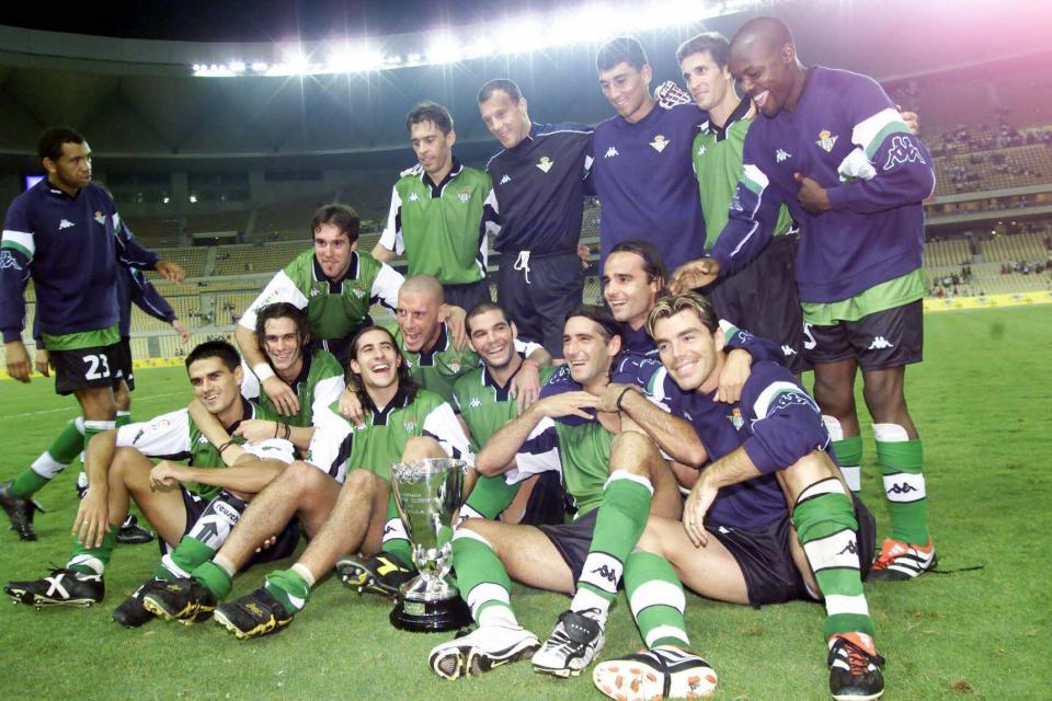 Los jugadores del Real Betis celebran el I Torneo Estadio Olímpico