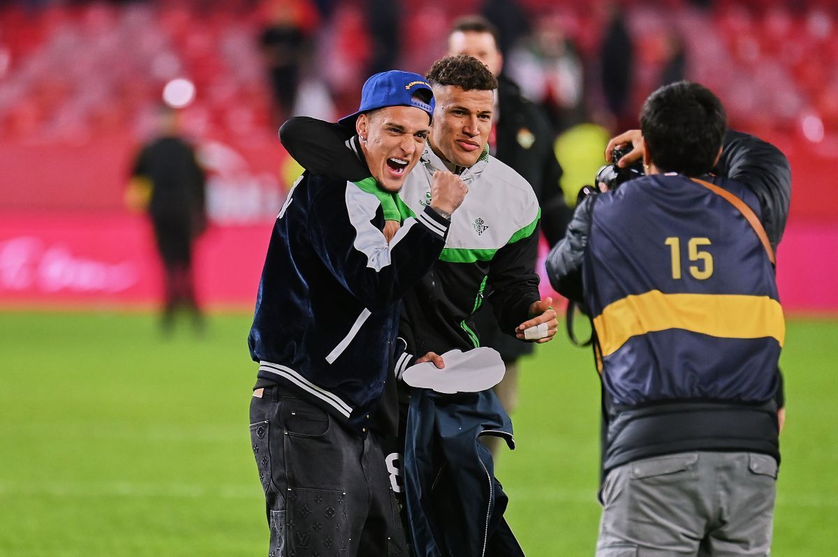 Antony celebra con Deossa la victoria del Real Betis en el Sánchez-Pizjuán | Salvador López Medina