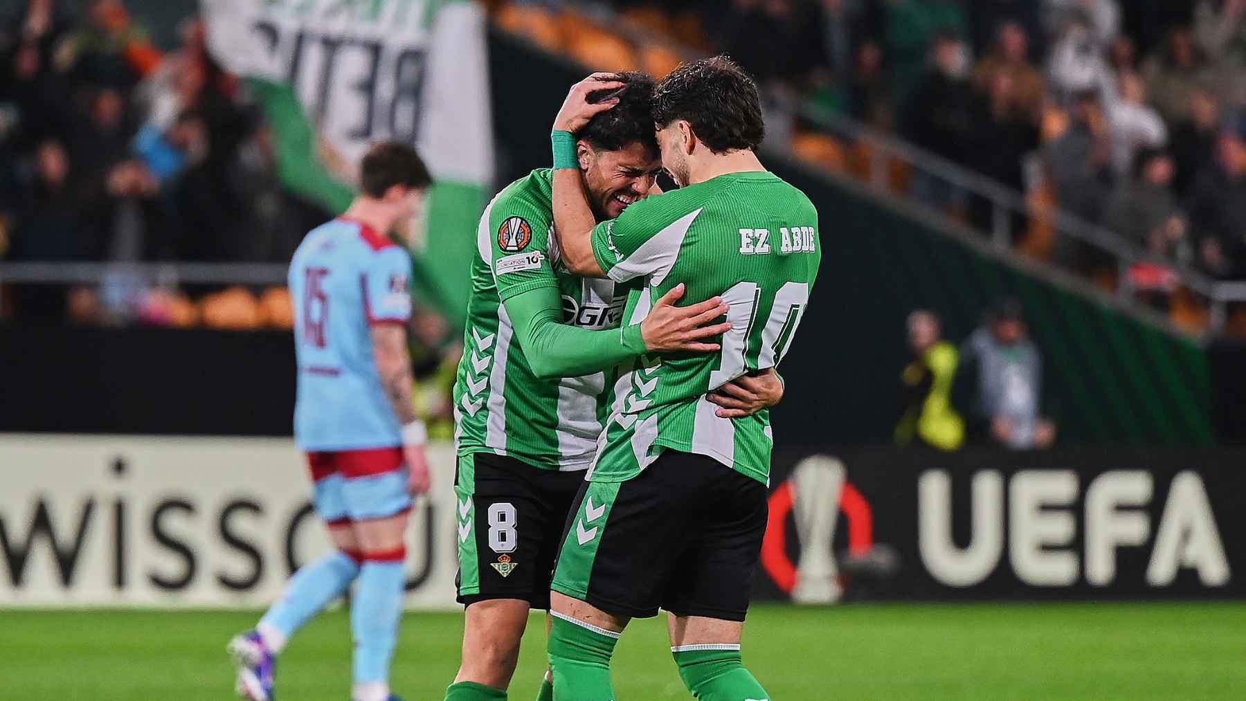 Fornals y Abde celebran un gol en el Real Betis - Feyenoord | Salvador López Medina