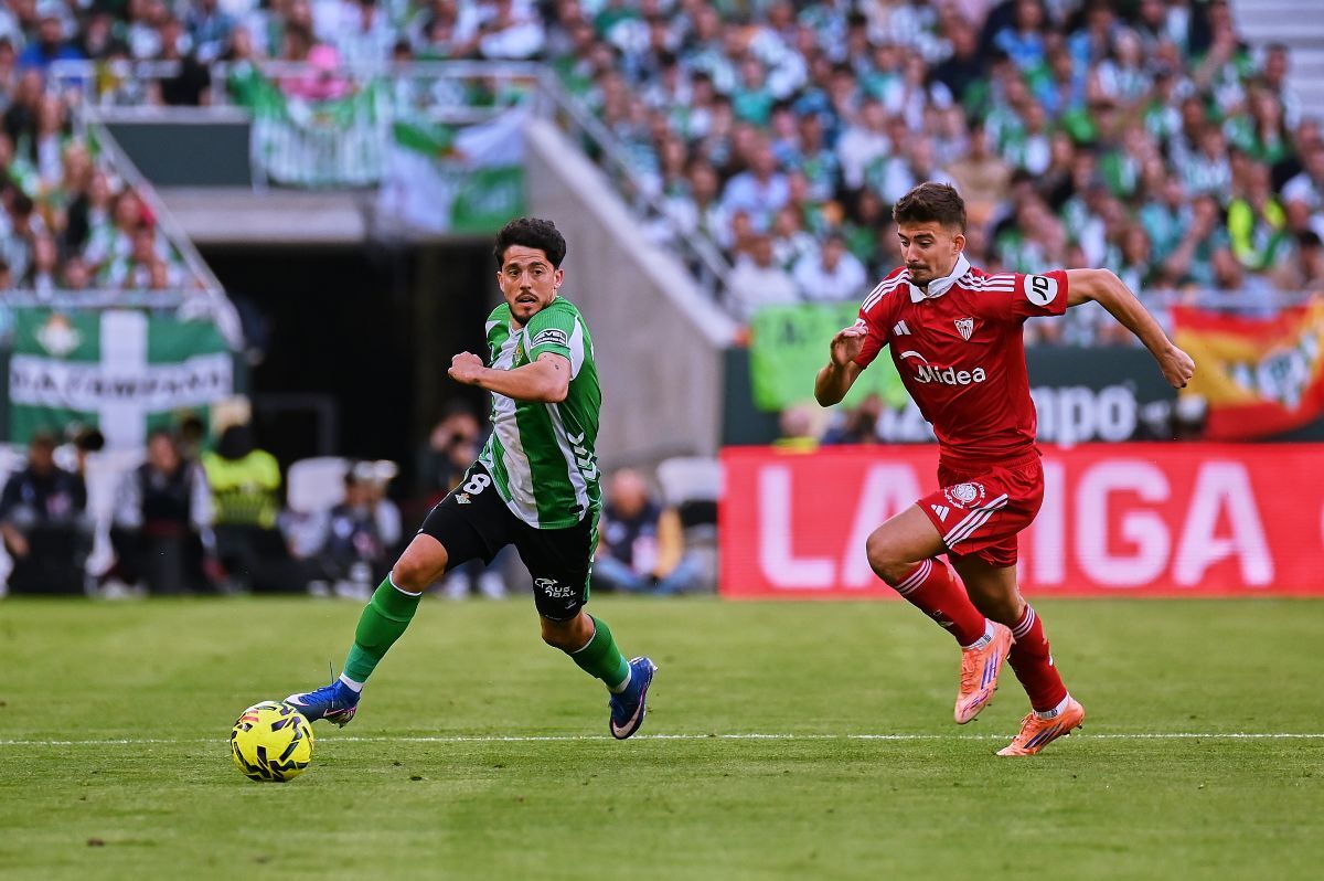 Fornals y Kike Salas en el Real Betis - Sevilla FC | Salvador López Medina