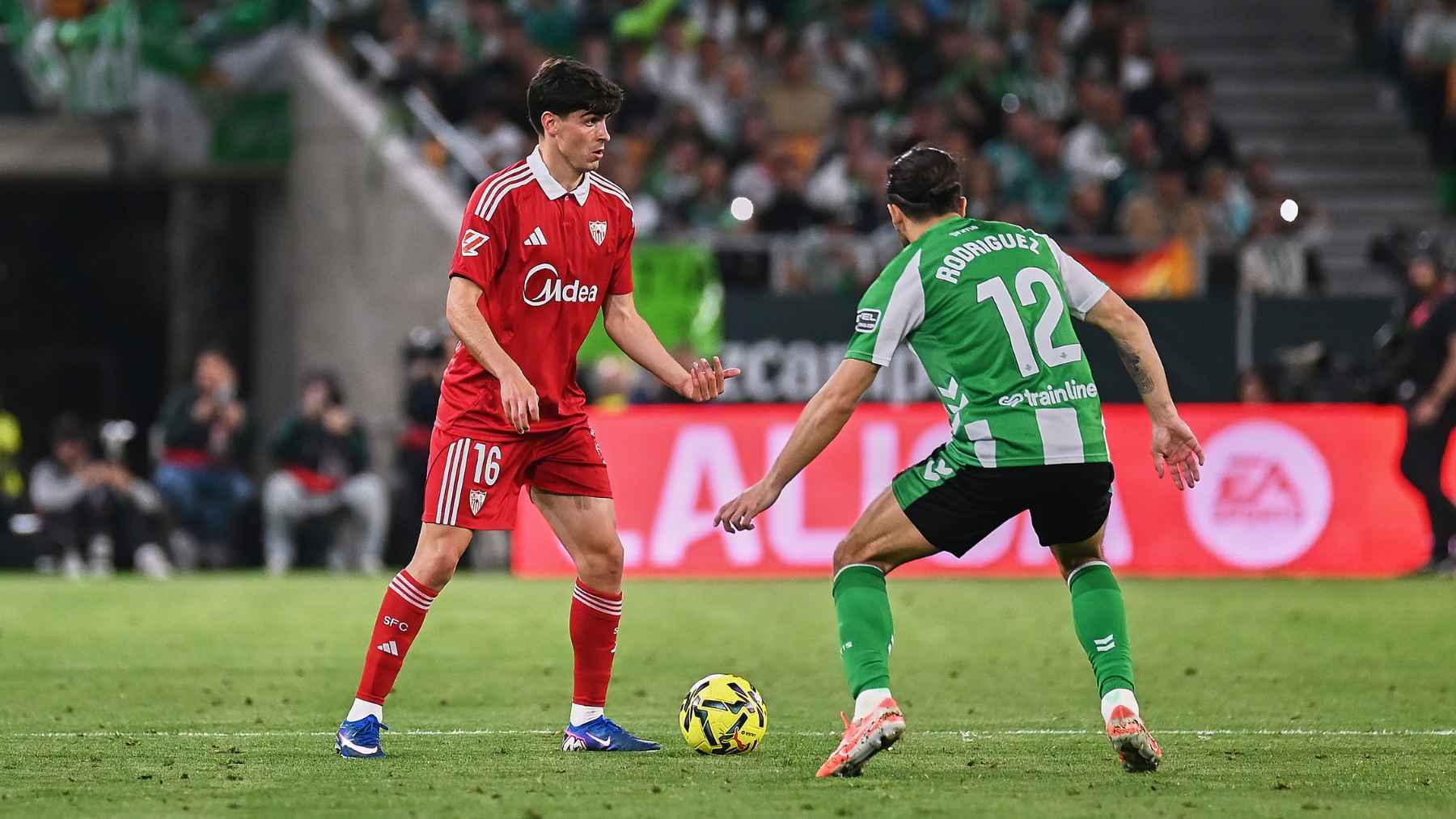 Juanlu y Ricardo Rodríguez en el Real Betis - Sevilla FC | Salvador López Medina