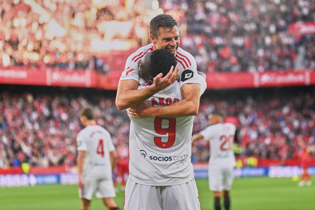Akor Adams celebra con Azpilicueta su gol en el Sevilla FC - Rayo Vallecano | Salvador López Medina