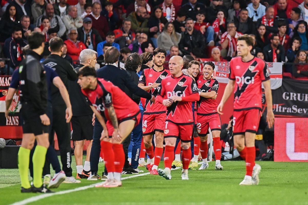 Los jugadores del Rayo Vallecano celebran el gol de Pacha Espino ante el Sevilla FC | Salvador López Medina