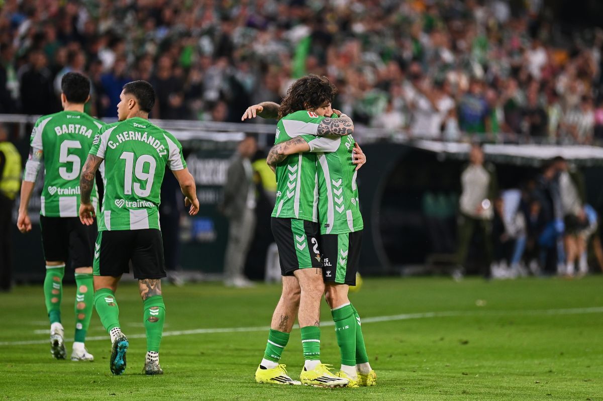 Héctor Bellerín celebra su gol con Aitor Ruibal en el Real Betis - Celta de Vigo | Salvador López Medina