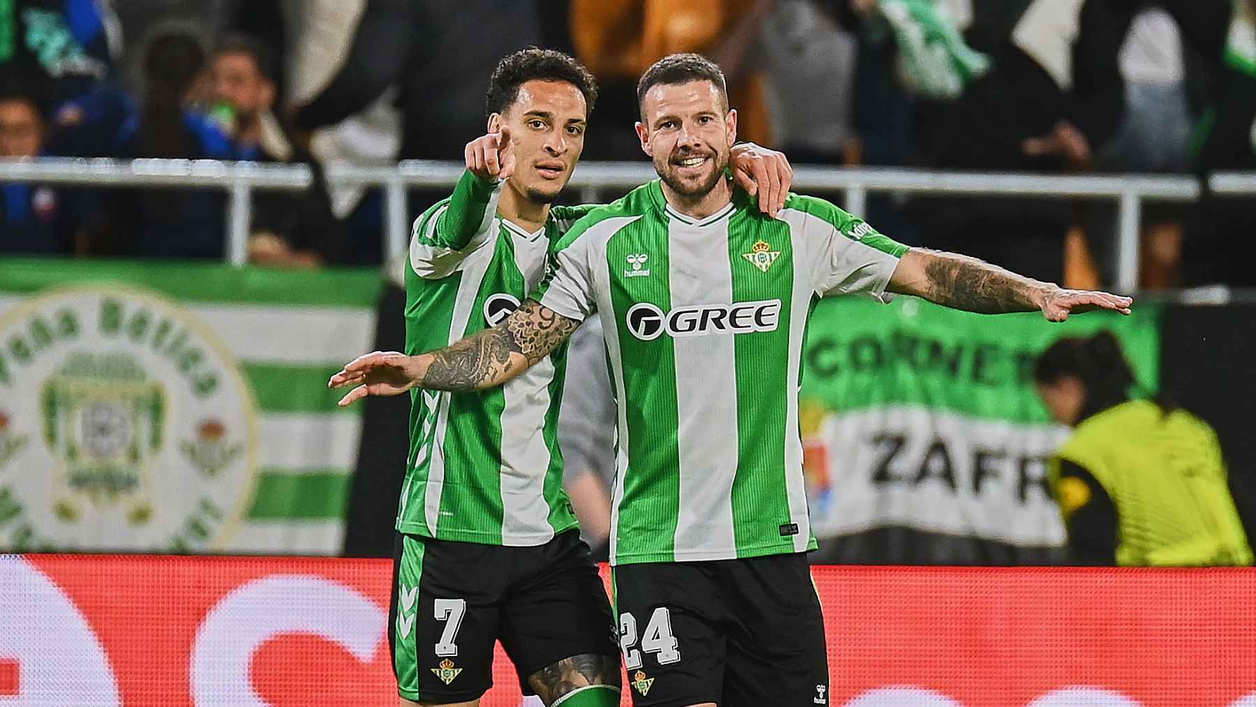 Aitor Ruibal celebra su gol con Antony en el Real Betis - Panathinaikos | Salvador López Medina