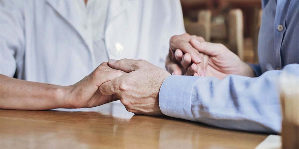 Cuidadora roba a un matrimonio de ancianos
