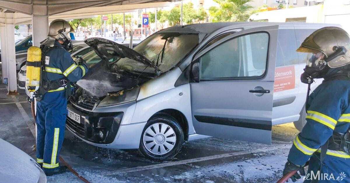 furgoneta en llamas jerez aparcamiento supermercado Dia