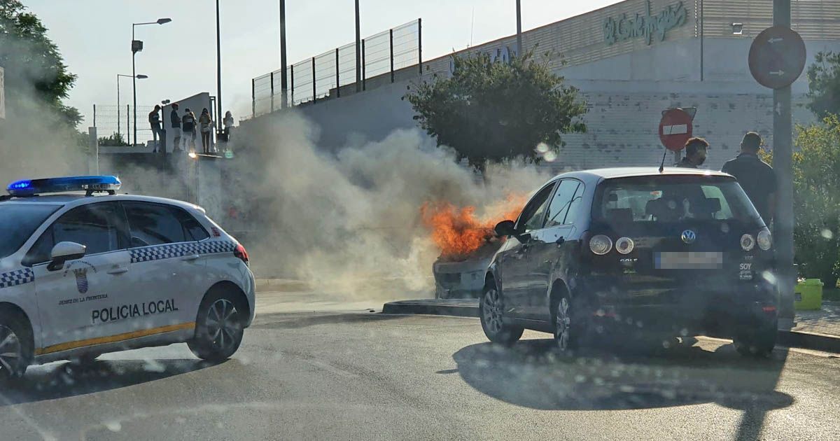 Coche en llamas incendio Jerez avenida voltaire