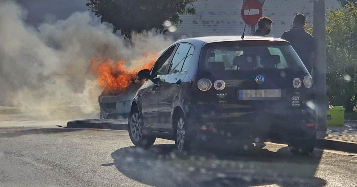 Coche en llamas incendio Jerez avenida voltaire