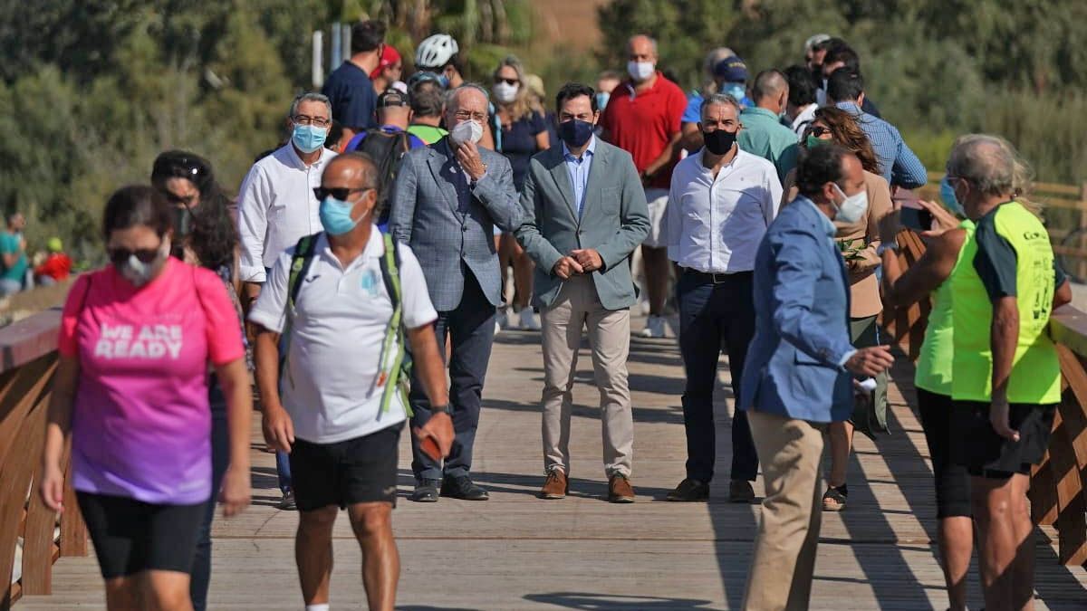 Juanma Moreno en inauguración de la pasarela peatonal sobre el río Gualdalhorce