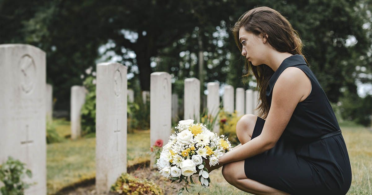 cementerio pérdida superar una muerte mujer triste