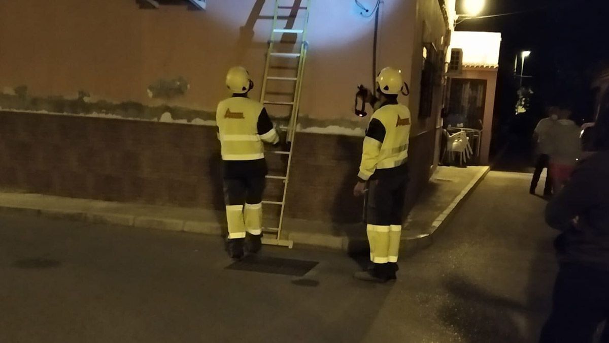 Operarios trabajando en la barriada del Rocío (Jerez de la Frontera) | Foto: Cedida