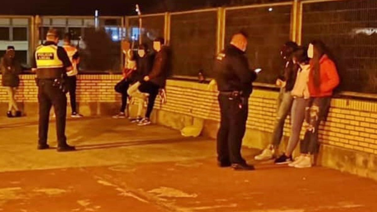 botellón de jóvenes en colegio Lepe