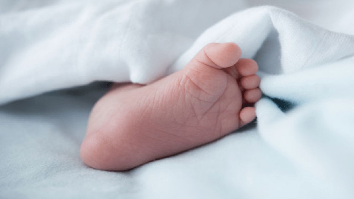 Bebé recién nacido congelado