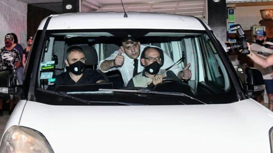 empleado Diego Molina se hace foto junto a ataud de Diego Armando Maradona en funeraria