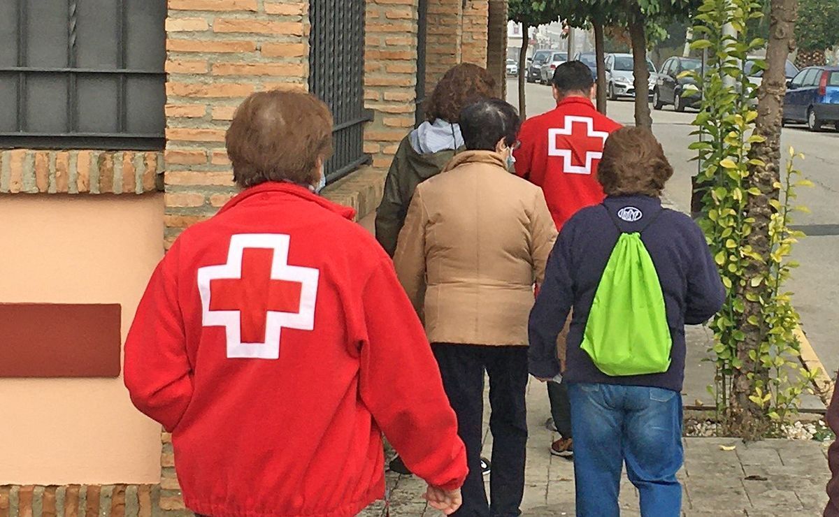 Voluntarios de Cruz Roja con ancianos