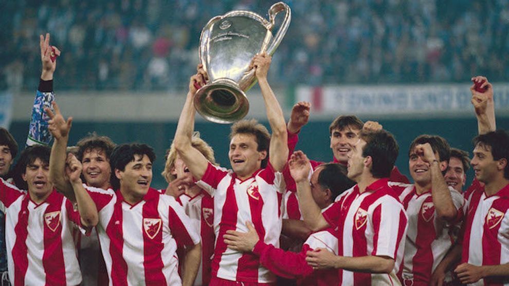 Estrella Roja levantando la Copa de Europa en 1991 