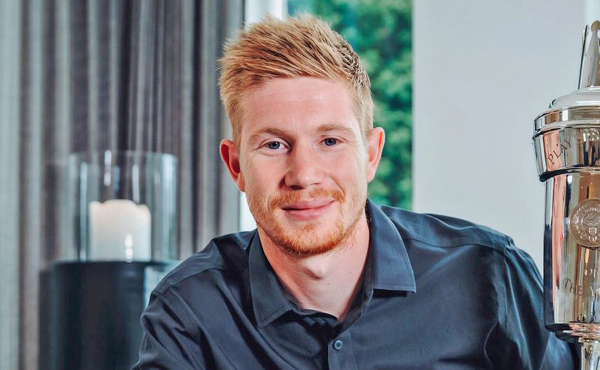 Kevin de Bruyne feliz con un trofeo