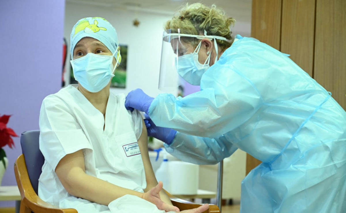 Mónica vacunada Covid-19 sanitaria