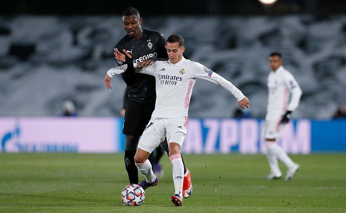 Lucas Vázquez pugna un balón con Marcus Thuram