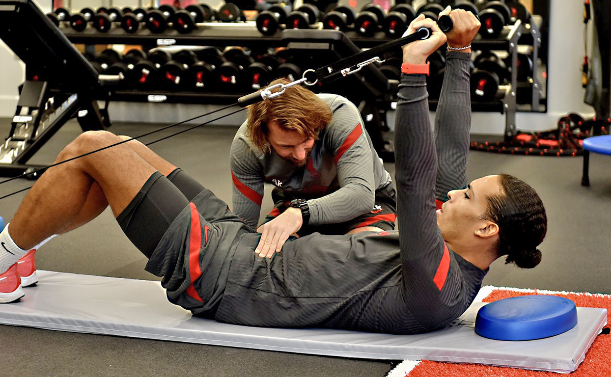 Virgil van Dijk recuperándose de la lesión