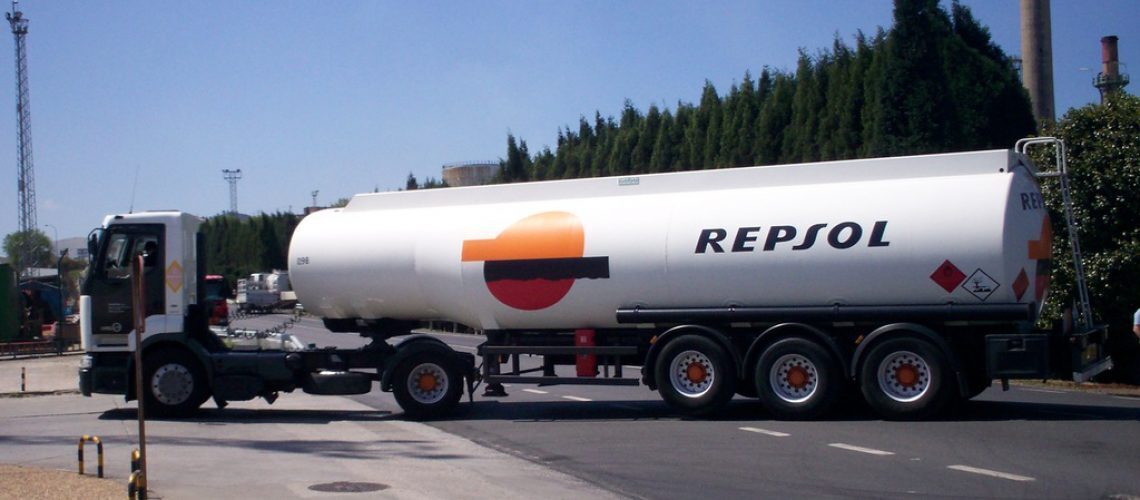 Camión transportando el combustible