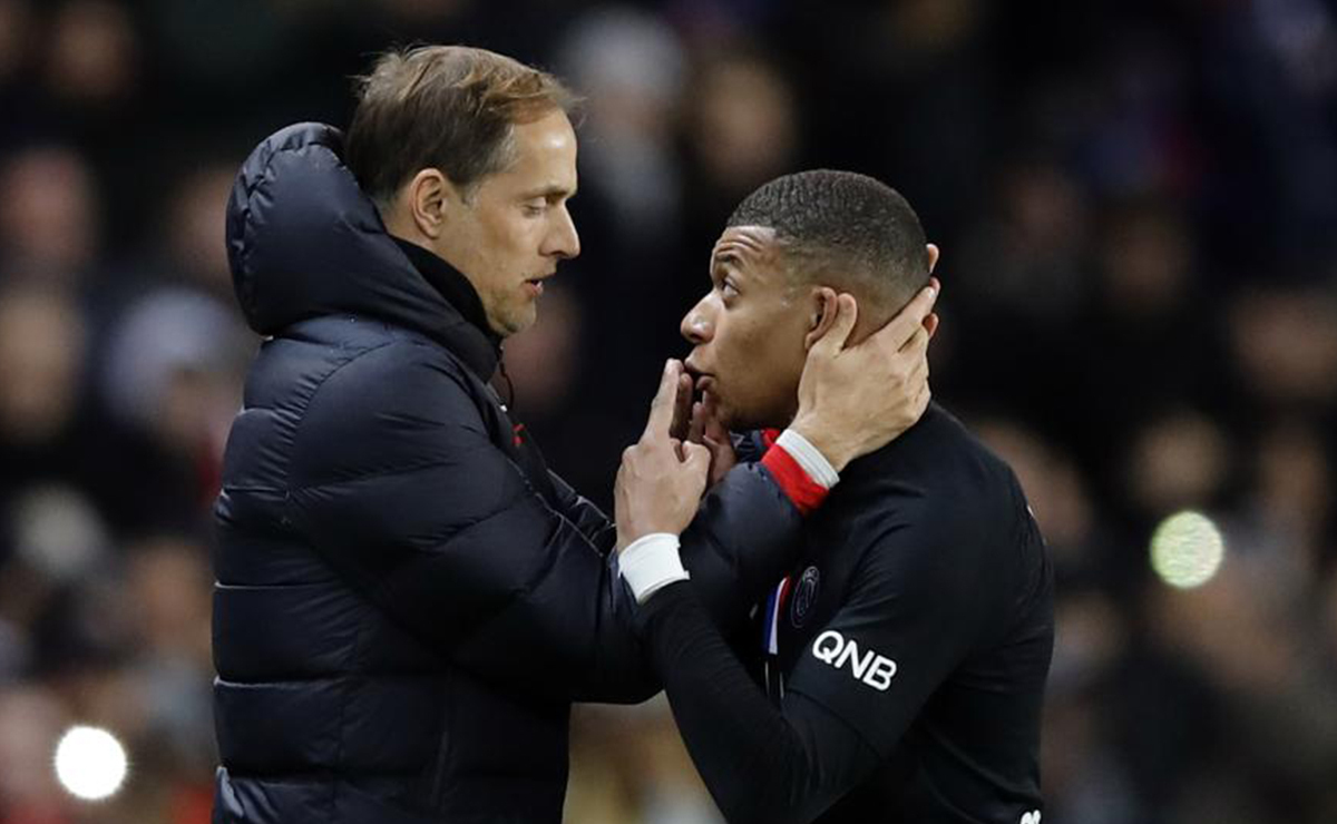 Kylian Mbappé y Thomas Tuchel discutiendo tras su sustitución