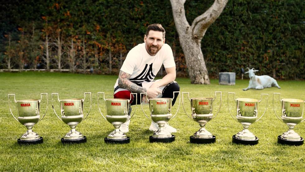 Lionel Messi junto a todos sus trofeos Pichichi