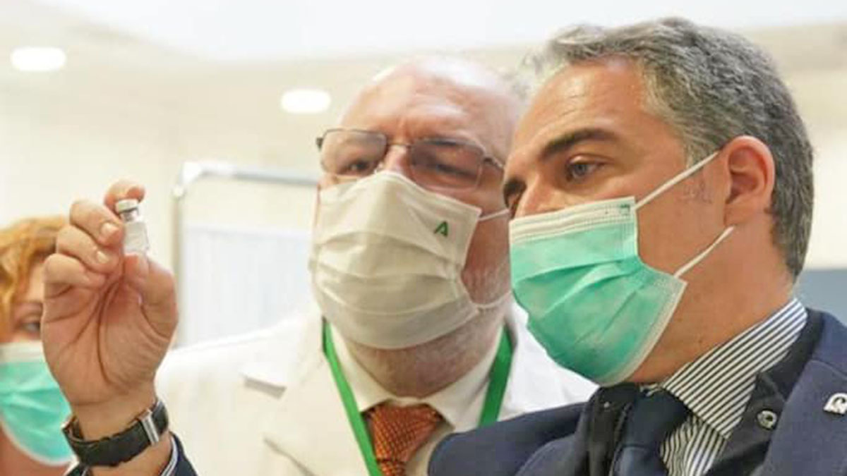 Elías Bendodo observa una dosis de vacuna Covid-19