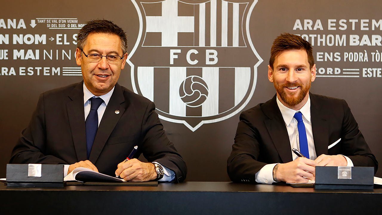 Lionel Messi y Bartomeu en su renovación con el FC Barcelona (2017)