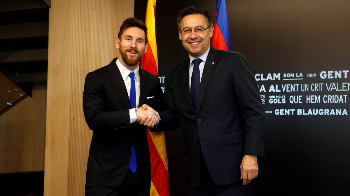 Lionel Messi y Bartomeu en su renovación con el FC Barcelona (2017)