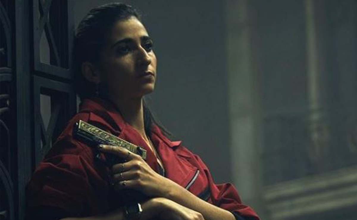 Alba Flores interpretando a Nairobi