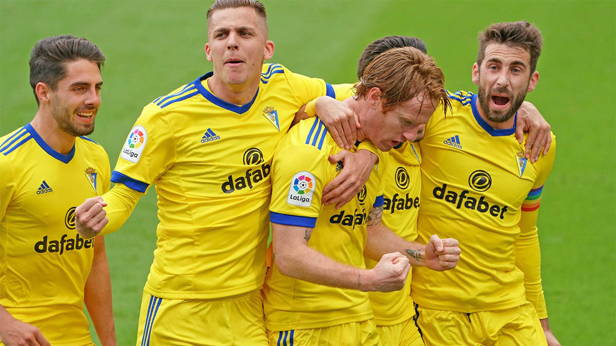 Alex Fernández celebra su gol del empate en el FC Barcelona - Cádiz CF