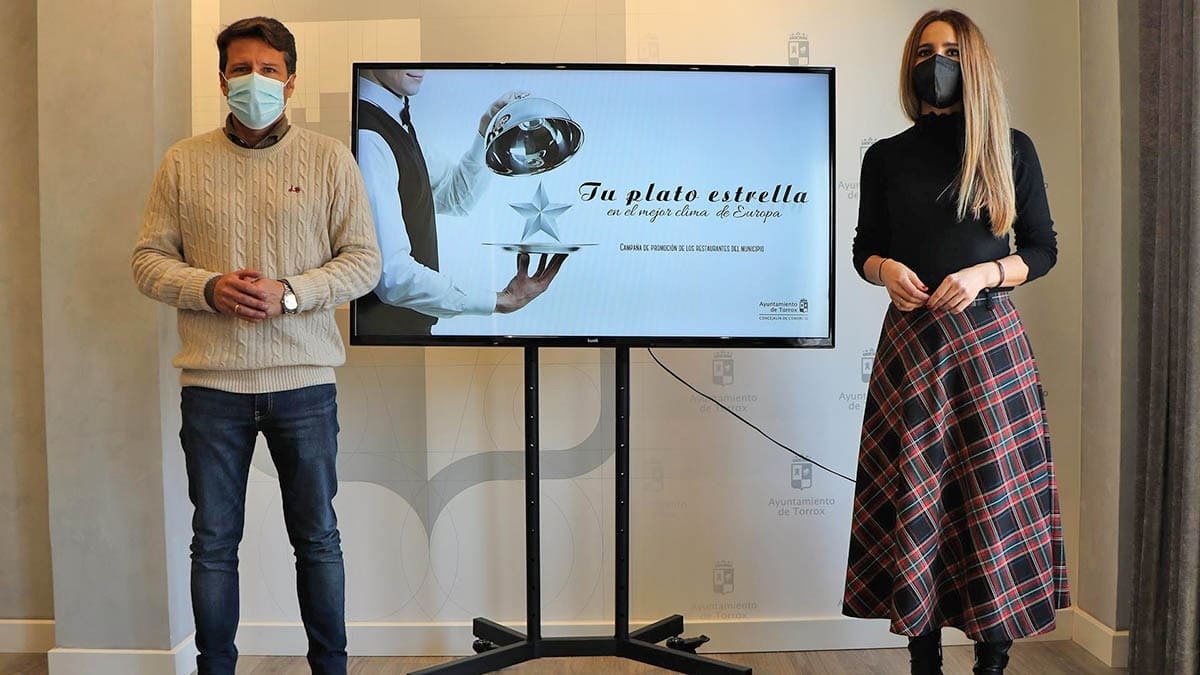 Óscar Medina alcalde de Torrox y Sandra Extremera