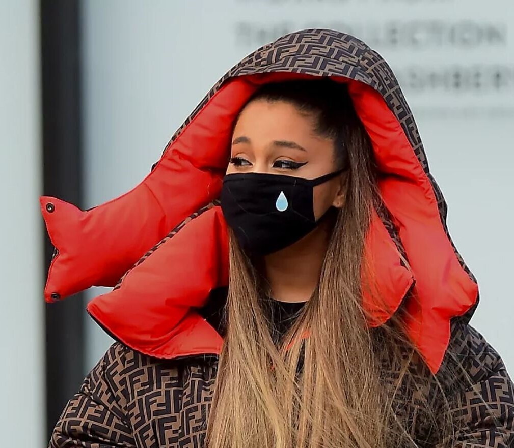 Ariana Grande usando una de las mascarillas solidarias
