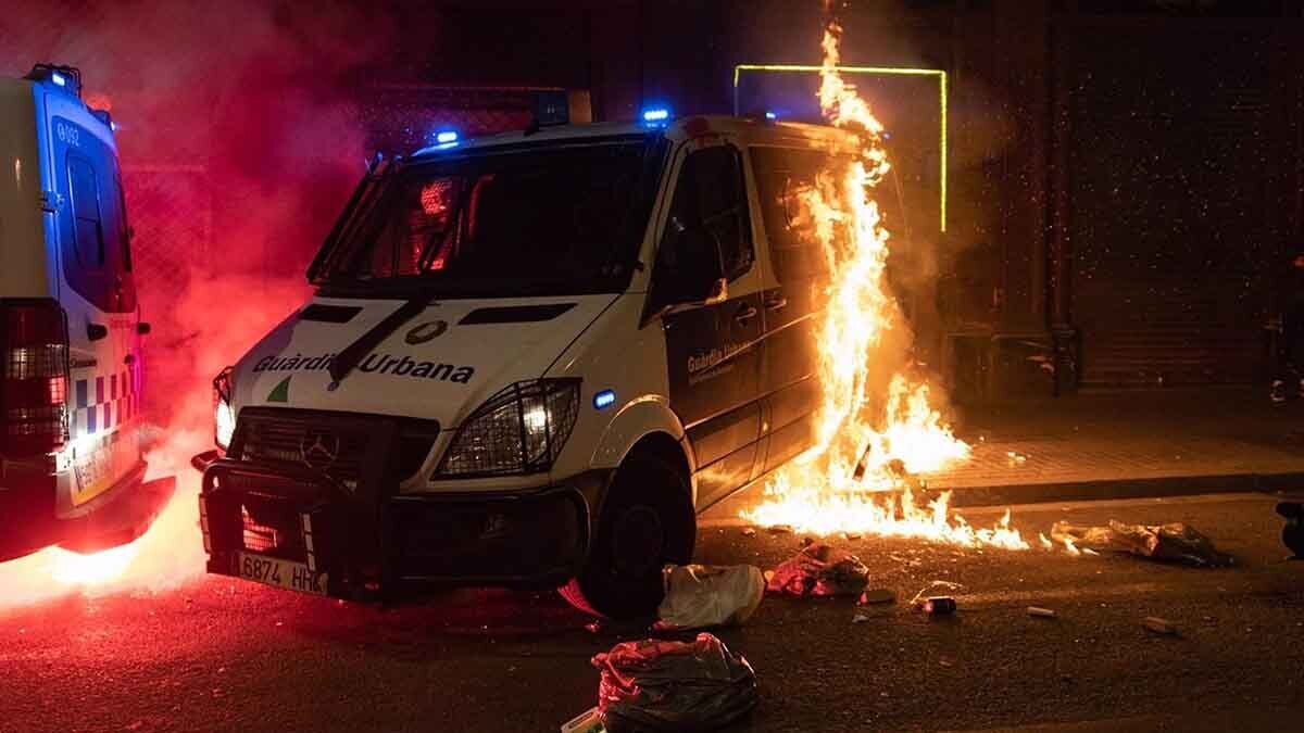 Furgón de la Guardia Urbana Urbana en llamas en Barcelona Pablo Hasel