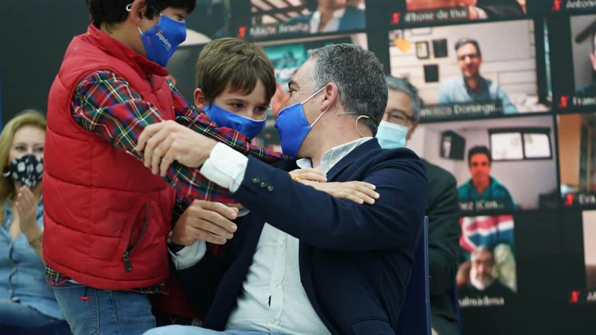 Elías Bendodo y Patricia Navarro